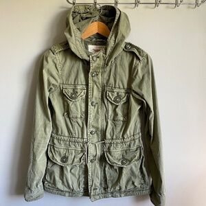 TNA ARITZIA Women's Military‎ Khaki Green Cargo Zip Up Jacket with Hood Medium